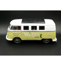 VW VOLKSWAGEN MINIBUS SPACE AGE 1962 GREEN AND WHITE 1:18 GREENLIGHT left side